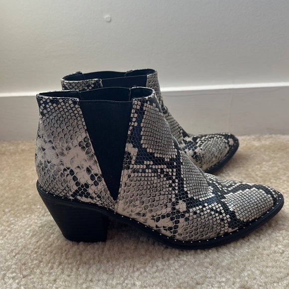 Universal Thread Snakeskin Grey Black Booties - Picture 1 of 4